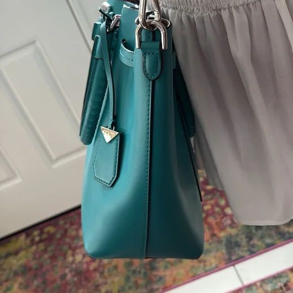Michael Kors  bucket bag  shoulder or Crossbody bag  leather  aqua  leather
Inte - Picture 7 of 17
